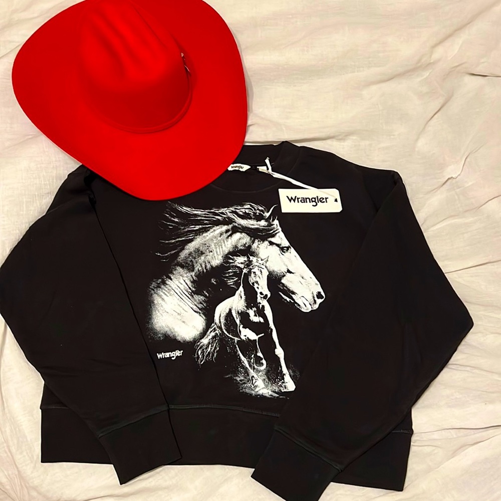 WRANGLER MODERN WOMEN’S BLACK HORSE GRAPHIC PULLOVER TOP